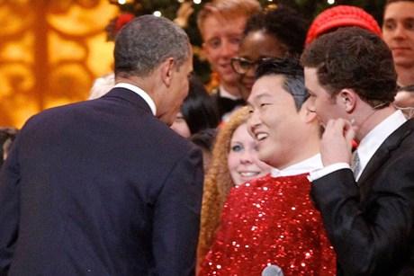 بالصور أوباما يستمتع "غانغنام ستايل"