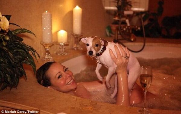بالصور ماريا كاري الإستحمام كلبها