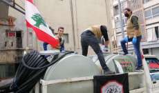 المرابطون يقومون بحملة تعقيم للمحلات والمارة في شوارع بيروت