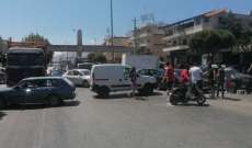 محتجون يقطعون الطريق الدولية في سعدنايل بالاتجاهين احتجاجا على الأوضاع المعيشية