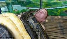 توظيف ثعابين ضخمة لعمل "مساج" لزوار حديقة فلبينية