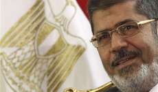 "العربية": اقلاع طائرة محمد مرسي من سجنه إلى مقر محاكمته