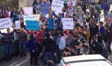 النشرة: طلاب مهنية حلبا الرسمية نظموا تظاهرة باتجاه مقر سرية درك حلبا