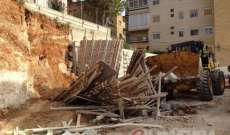 النشرة: الدفاع المدني يعمل على انتشال عامل طمر تحت حائط انهار في زحلة