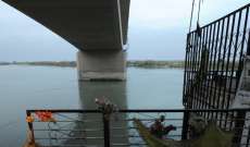 إنقاذ امرأة من الانتحار على جسر تكريت في العراق