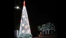 احتفال إضاءة شجرة الميلاد على الطريق العام في بلدة كفرمتى
