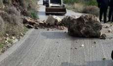 انهيار صخور على الطريق العام في كفرحي في قضاء البترون بسبب الامطار