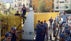 النشرة: مياومو الكهرباء في حاصبيا يعتصمون ويقفلون بوابة مكتب المنطقة