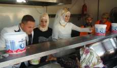 عروسان تركيان يحتفلان بزفافهما عبر إطعام 4000 لاجئ سوري