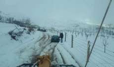 جرف ثلوج وإنقاذ مواطنين احتجزتهم الثلوج داخل 30 سيارة وشاحنة على طريق عام كفرسلوان- ترشيش