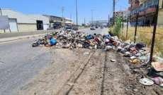 قطع الطريق المؤدية إلى أوتوستراد المنية الدولي بسبب تراكم النفايات في ضهور المنية