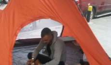 المياومون والجباة ينصبون الخيم أمام مبنى شركة دباس لدفع رواتبهم عن آب