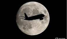 صورة مذهلة لطائرة ركاب تمر بجانب القمر