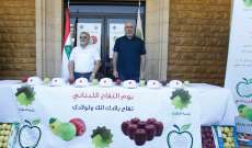 بلدية الدكوانة وزعت 2 طن من التفاح على الأهالي والمارة بساحة البلدة دعما للمزارع