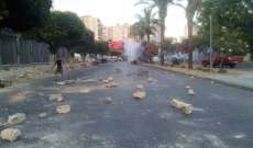 النشرة: محتجون رشقوا فرع مصرف لبنان بصيدا بالحجارة والجيش أبعدهم