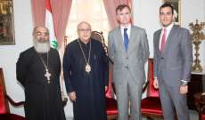 المطران درويش عرض الأوضاع مع السفير البريطاني في لبنان 