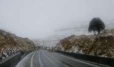 الثلوج تغطي مرتفعات الضنية وتقطع الطرق الجبلية