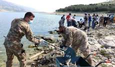 الجيش: وحداتنا تشارك في عملية ازالة آلاف اسماك الكارب النافقة عن ضفة بحيرة القرعون