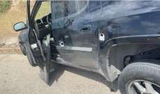 اصابة سائق سيارة بعد مطاردته وسلبه 200 الف دولار على طريق أبو الاسود صور