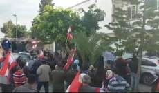 محتجون أمام مبنى اتحاد بلديات الفيحاء طالبوا علم الدين بالاستقالة