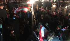 تجمع عدد من المتظاهرين عند تقاطع الشيفروليه
