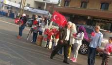 رابطة التركمان توزع اعلام تركيا على المارة بعكار لمناسبة العيد التركي