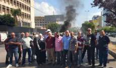 العسكريون المتقاعدون نفذوا اعتصاما امام مصرف لبنان بطرابلس للمطالبة بصرف رواتبهم