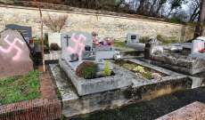 صحيفة "لوفيغارو" الفرنسية: مجهولون دنسوا 67 قبرا برسومات لصلبان معقوفة بمقبرة بلدية فونتانبلو