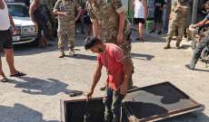 الجيش صادر كميات بنزين في محطات بعلبك ووزعها مجانا على المواطنين