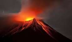 استمرار تدفق الدخان البركاني من فوهة بركان كيلاويا بهاواي