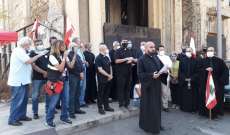 اعتصام لمجموعة من الكهنة في ساحة مار منصور المهدمة 