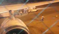 اخلاء الجرحى من طائرة الركاب الإيرانية بعد هبوطها في مطار بيروت