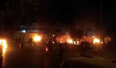 محتجون يحرقون الإطارات أمام القنصلية الإيرانية في كربلاء عقب اغتيال ناشط