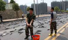 الأرض تنبت أسماكاً بأحد شوارع الصين