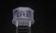 النشرة: إضاءة أعلى نقطة بمخيم البرج الشمالي بصور شهداء الجيش الذين سقطوا أمس