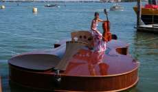 رحلة تجريبية لقارب على شكل كمان تكريما لذكرى ضحايا كورونا في إيطاليا