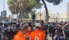 الشرطة الإسرائيلية إقتحمت السيارة التي تنقل جثمان شيرين ونزعت العلم الفلسطيني وسقوط عشرات الإصابات