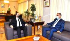 مرتضى عرض مع سفير عمان ورئيس بلدية بيروت هبة المركز الثقافي اللبناني العماني