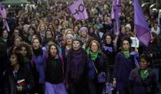 عشرات آلاف الأشخاص تظاهرن ضد العنف الذكوري ولتشريع الإجهاض في الأرجنتين