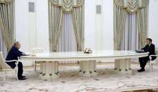 الكرملين عن حجم الطاولة بين بوتين وماكرون: الرئيس الفرنسي رفض إجراء فحص 