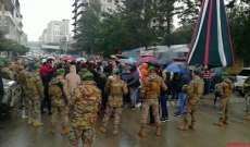 حراك النبطية يرفع قبضة "الثورة" في الساحة وسط احتجاج عدد من الاهالي 
