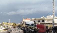 سقوط عمود كهرباء يقطع طريق الضنية ـ طرابلس