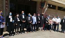 احتجاج لمحامين أمام قصر عدل بعلبك للمطالبة بتنفيذ مراسيم تعديل الملاك القضائي