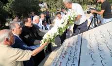 صيدم يضع اكليلا من الورد على النصب التذكاري لضحايا الثورة الفلسطينية