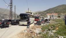 النشرة: وصول الحافلات التي تقل النازحين السوريين من لبنان الى بيت جن