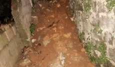 إنهيار حائط ودرج جراء الأمطار الغزيرة على طريق الخناق- طرابلس والبلدية باشرت الأعمال اللازمة