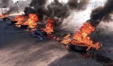محتجون يحرقون الاطارات في ساحة الشراع في الميناء بطرابلس 