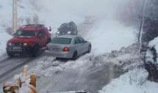 الدفاع المدني: سحب سيارات احتجزت على طرقات حمانا وضهر البيدر وترشيش-زحلة بسبب تراكم الثلوج