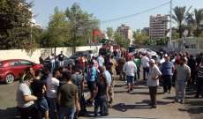 النشرة: اقفال بعض محال الصيرفة في صيدا نزولا عند طلب المتظاهرين