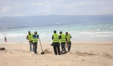 موظفو شركة مراد للخدمات الكهربائية يساهمون في تنظيف شاطئ محمية صور الطبيعية